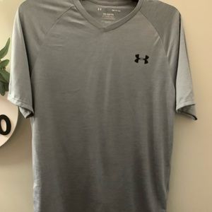 Like new Men’s Under Armour tech tee.  Small. V-neck.  Gray.
